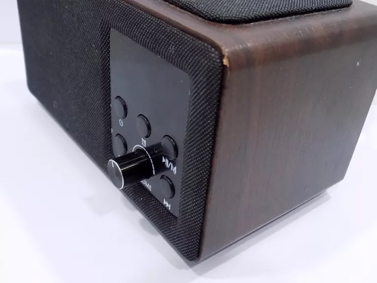 RADIOBUDZIK Z ŁADOWANIEM BEZPRZEWODOWYM MANTA RDI910WC