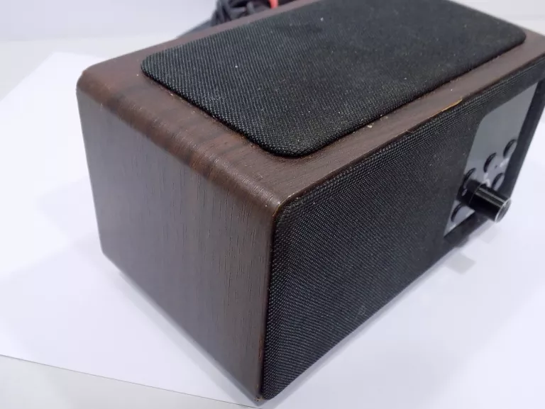 RADIOBUDZIK Z ŁADOWANIEM BEZPRZEWODOWYM MANTA RDI910WC