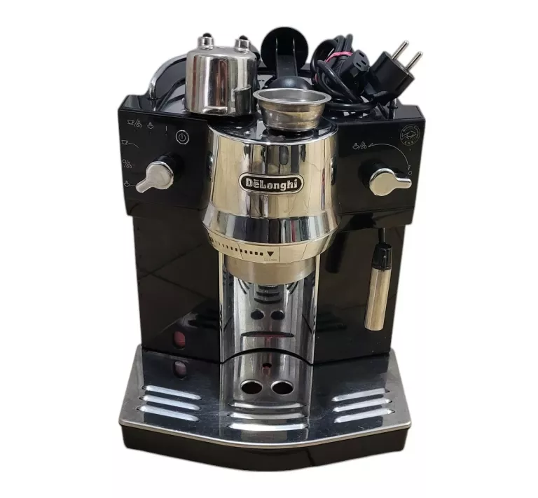 EKSPRES KOLBOWY DELONGHI EC820.B