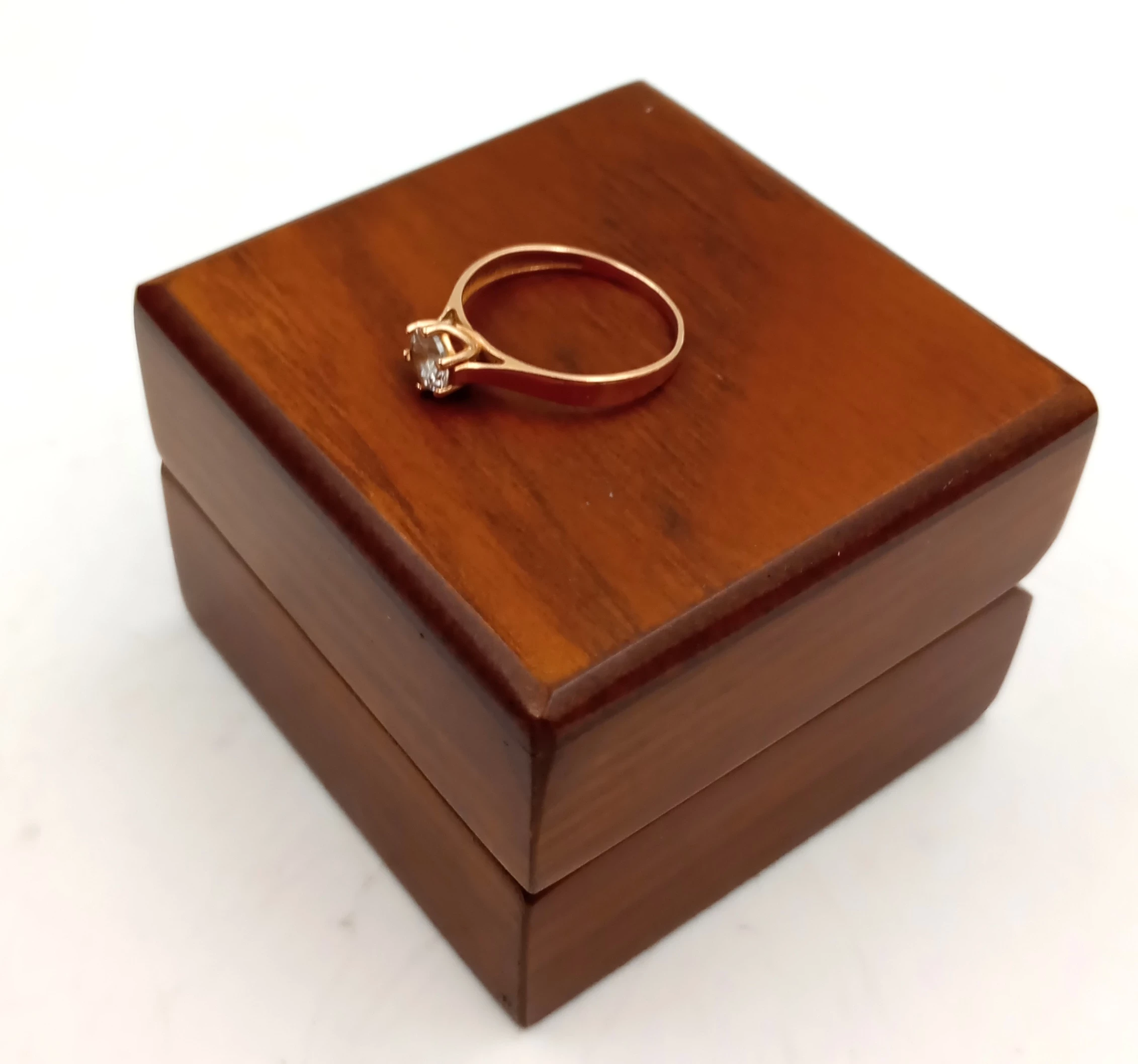 delikatny-zloty-pierscionek-141g585-r-11-kamien-17088-4194304