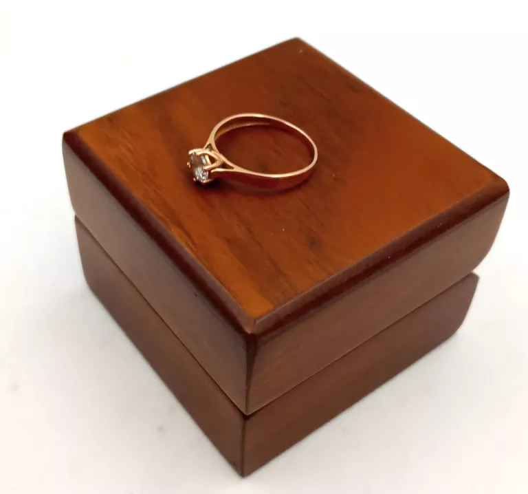 delikatny-zloty-pierscionek-141g585-r-11-kamien-17088-4194304