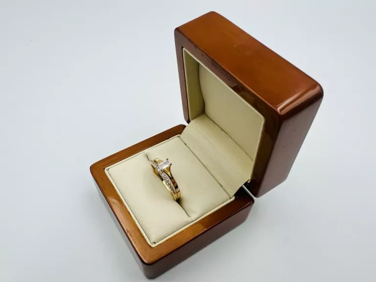 zloty-pierscionek-z-cyrkonia-w-330g-pr-585-rozm-19-material-15835-2