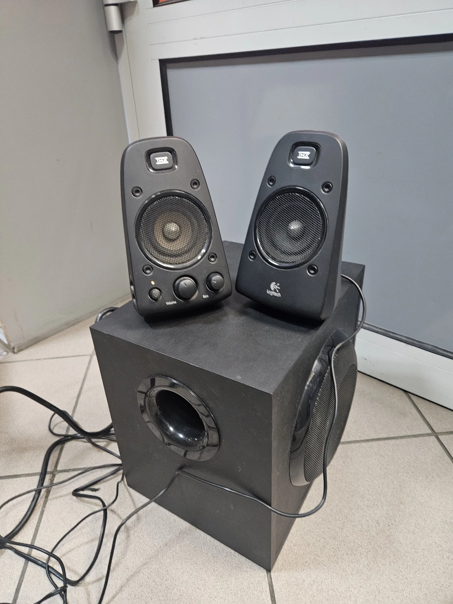 glosniki-logitech-21-z623-thx-speaker-system-saturna-41-glogow