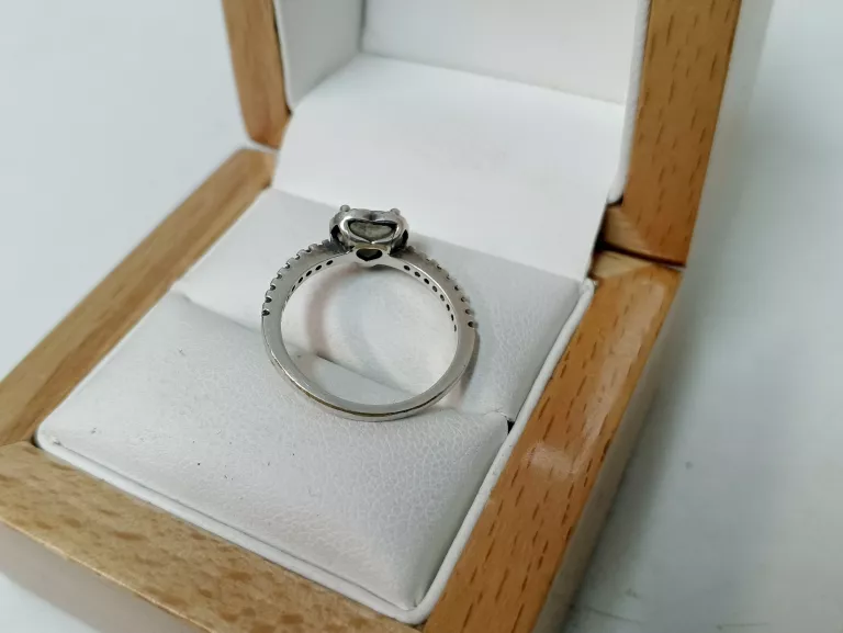 PANDORA PIERŚCIONEK Z PRZEZROCZYSTĄ CYRKONĄ W KSZTAŁCIE SERCA PR 925 R13