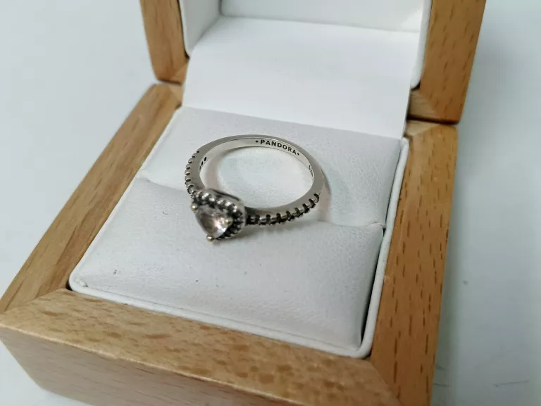 PANDORA PIERŚCIONEK Z PRZEZROCZYSTĄ CYRKONĄ W KSZTAŁCIE SERCA PR 925 R13