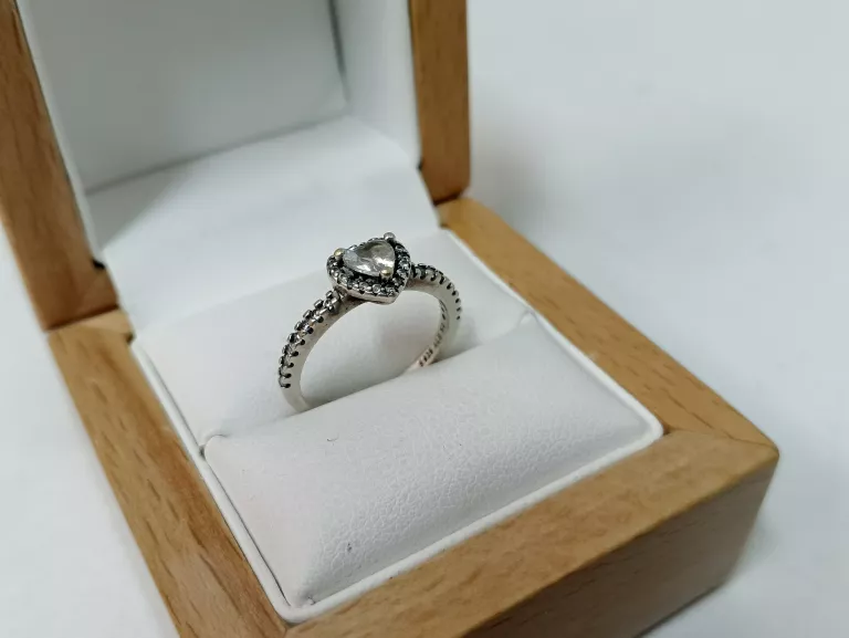 PANDORA PIERŚCIONEK Z PRZEZROCZYSTĄ CYRKONĄ W KSZTAŁCIE SERCA PR 925 R13