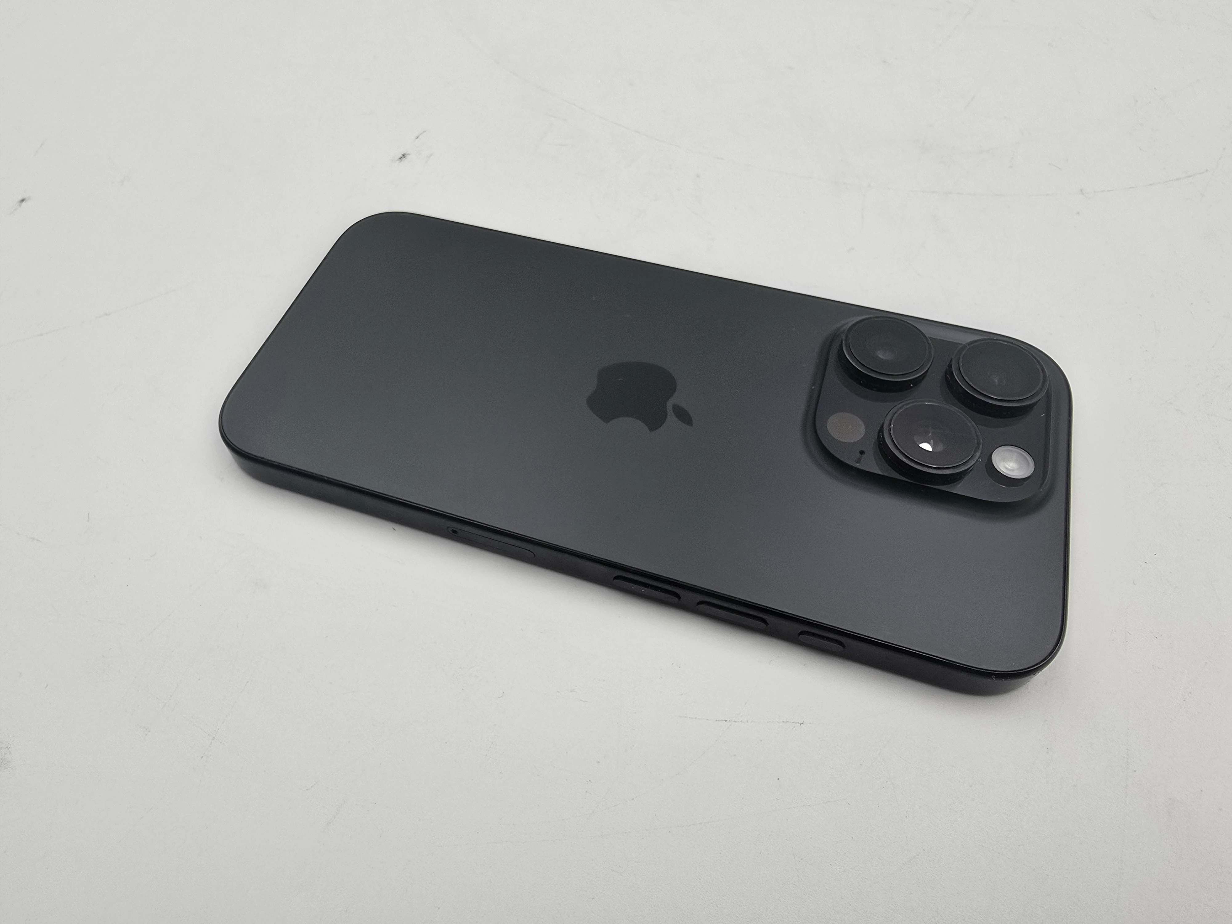 smartfon-apple-iphone-16-pro-5g-128gb-63-120hz-tytan-czarny-gwarancja-kod-producenta-mynd3sxa