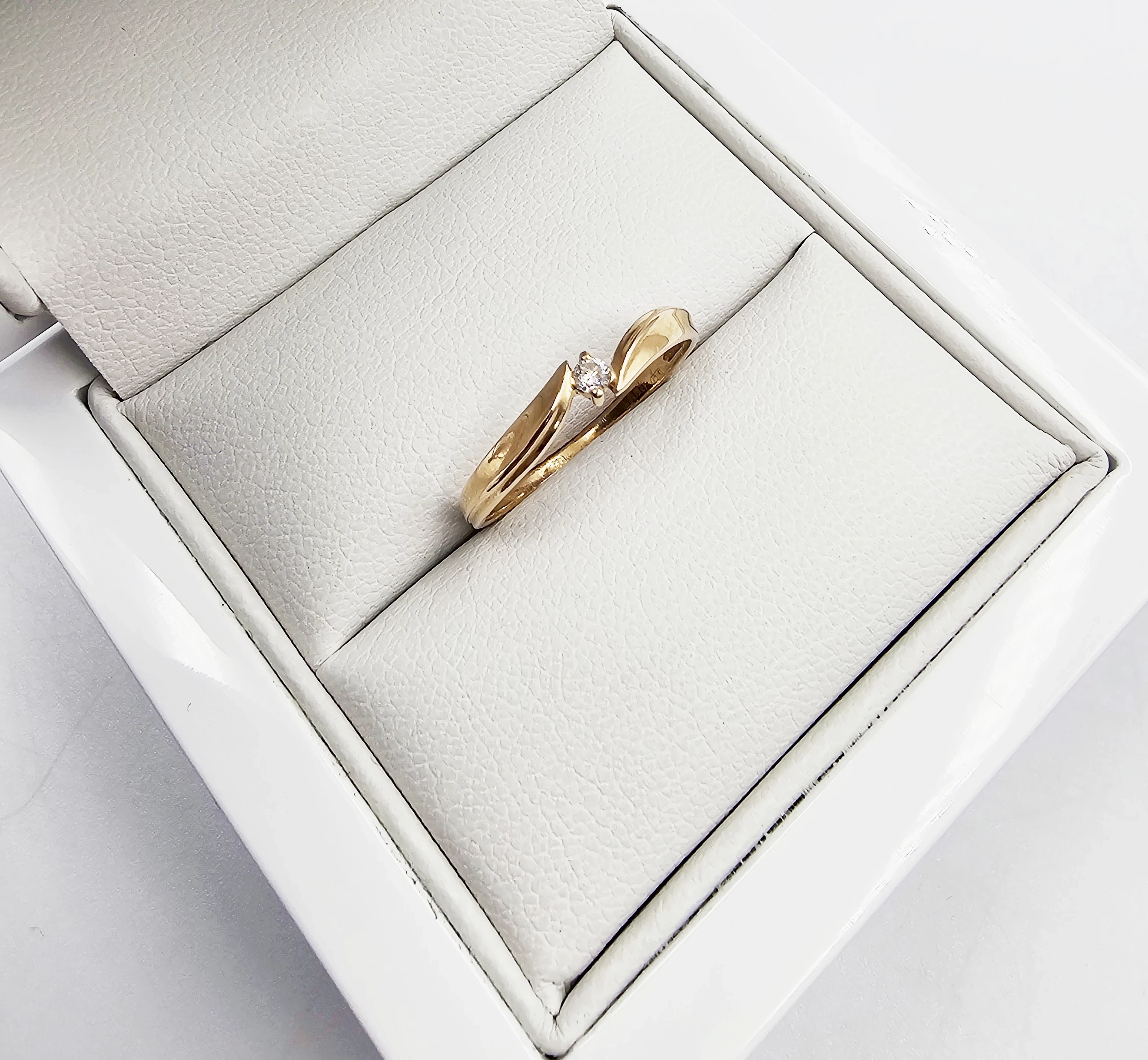 zloty-pierscionek-z-diamentem-108gr-p585-certyfikat-material-15835-2