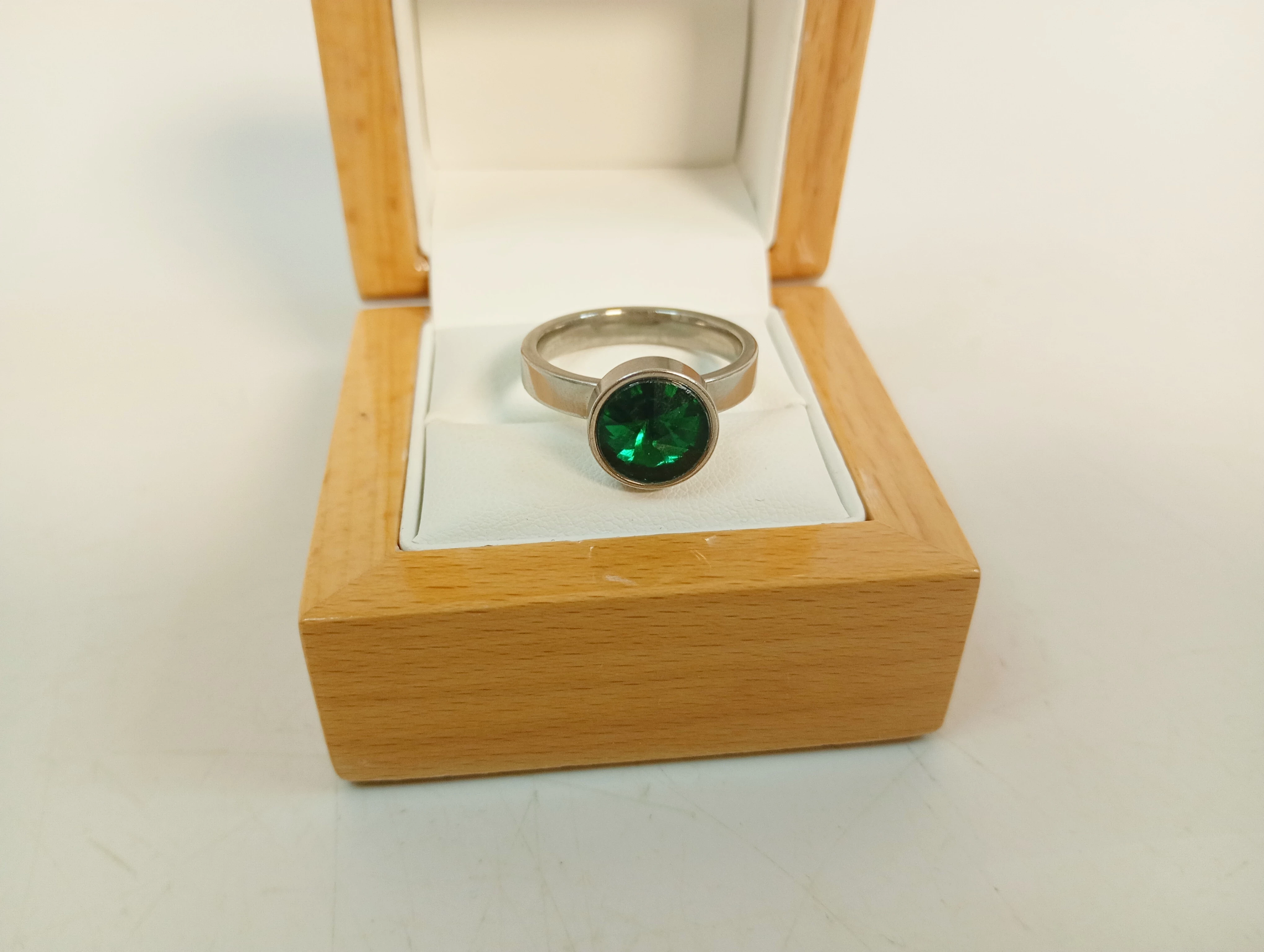 pierscionek-stalowy-z-zielonym-oczkiem-material-15835-256