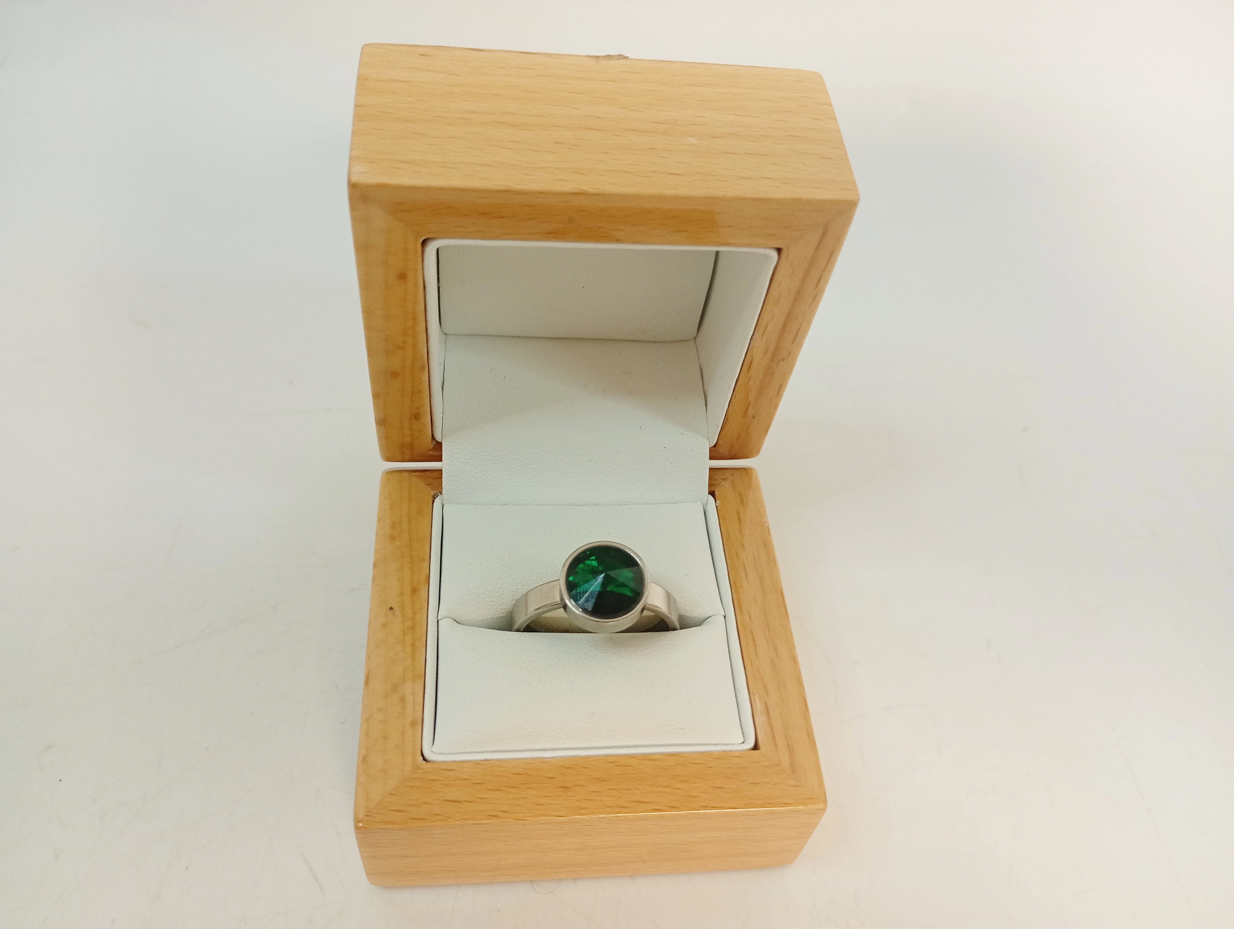 pierscionek-stalowy-z-zielonym-oczkiem-ean-gtin-6944531976448