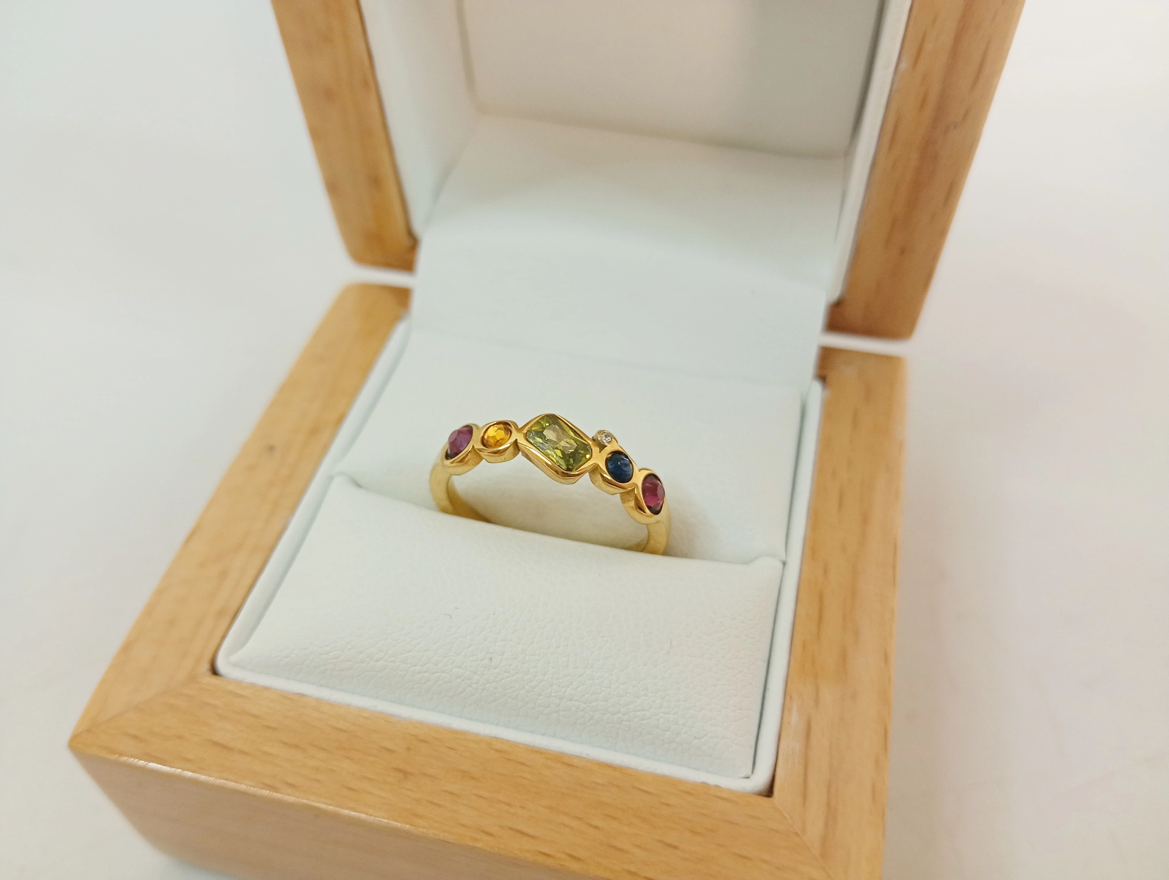 pierscionek-stalowy-z-kamyczkami-rozmiar-15-stan-11323-2