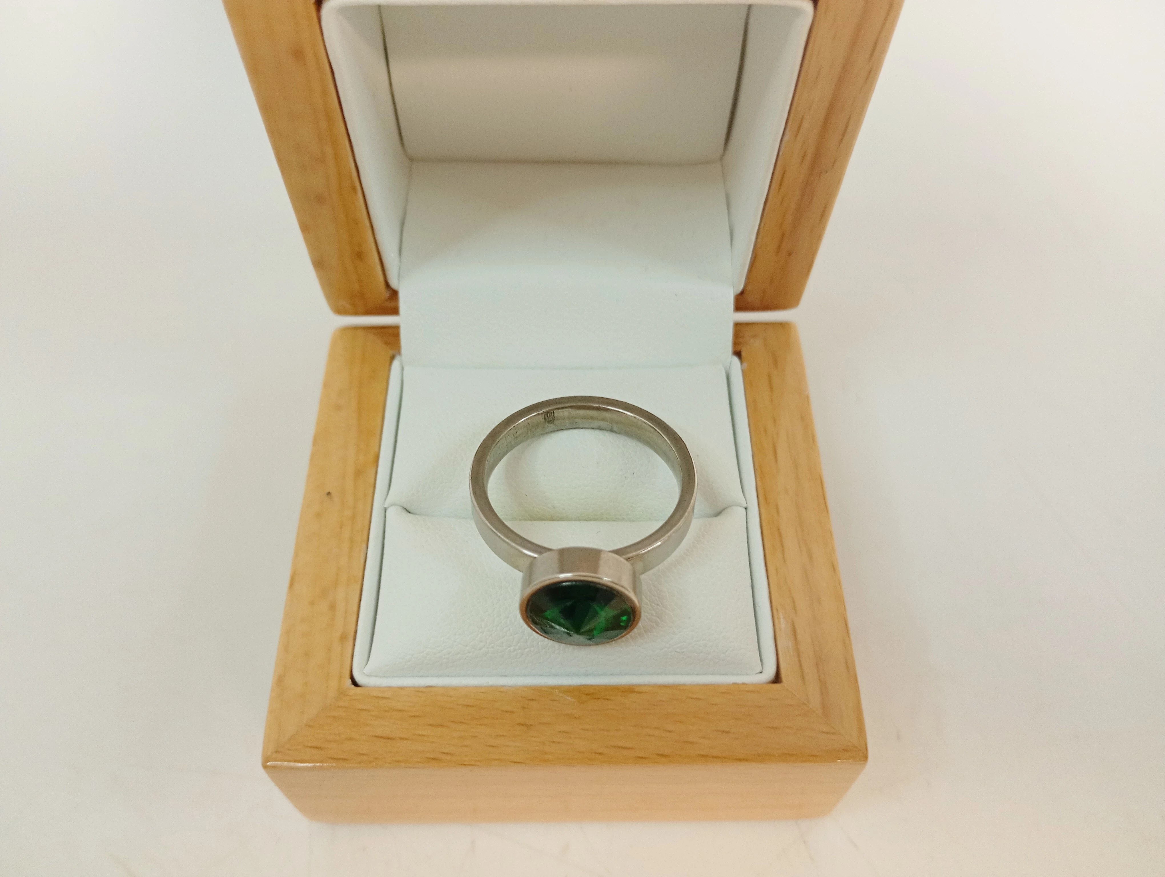 pierscionek-stalowy-z-zielonym-oczkiem-kamien-17088-524288