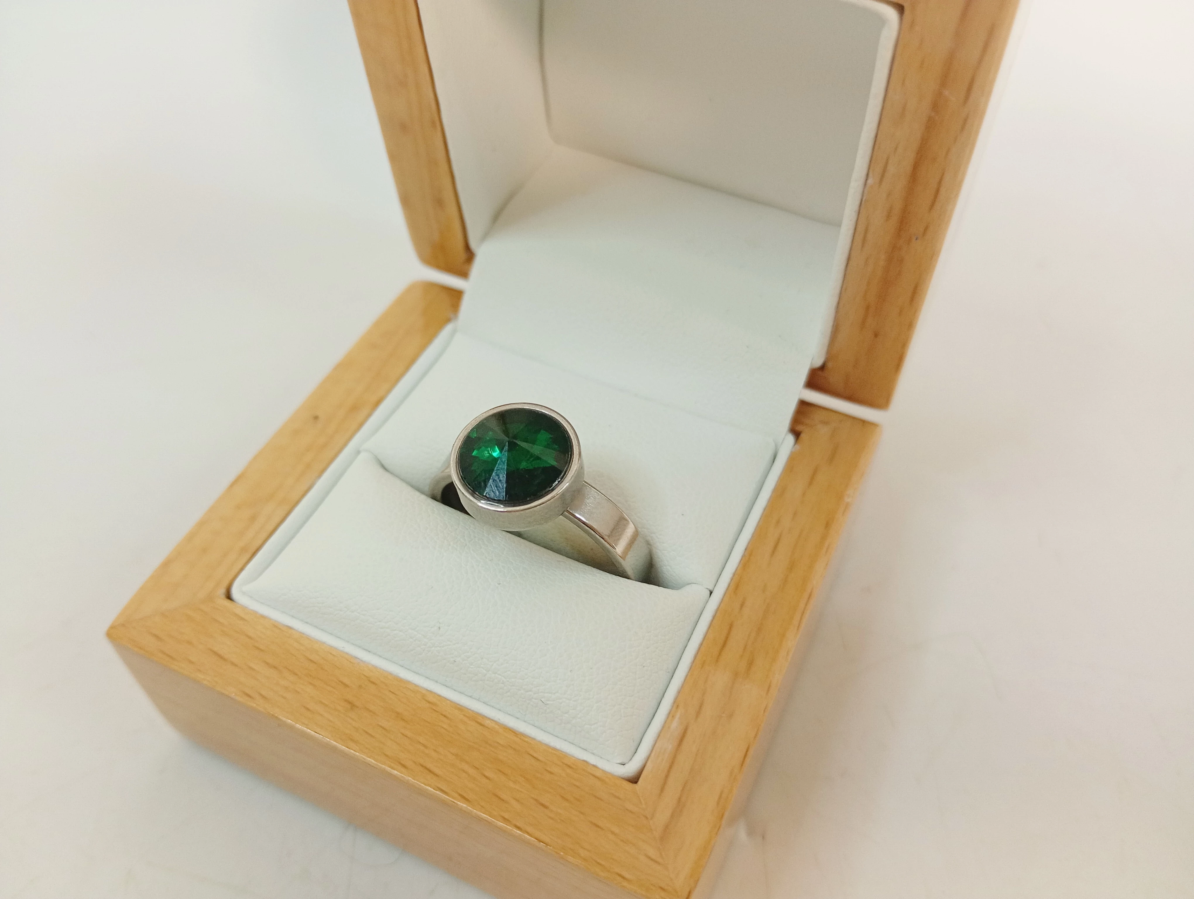 pierscionek-stalowy-z-zielonym-oczkiem-stan-11323-2