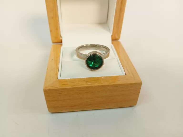 pierscionek-stalowy-z-zielonym-oczkiem-material-15835-256