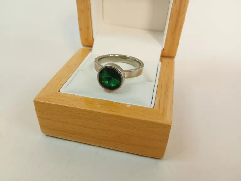 pierscionek-stalowy-z-zielonym-oczkiem-rodzaj-2205-16