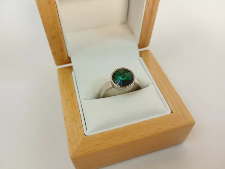 pierscionek-stalowy-z-zielonym-oczkiem-plac-daszynskiego-5-czestochowa-sj