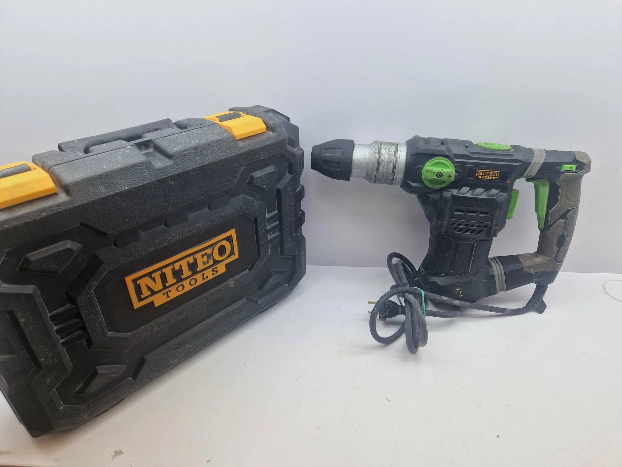 mlot-udarowy-niteo-tools-1300w-walizka-kolegialna-33-plock