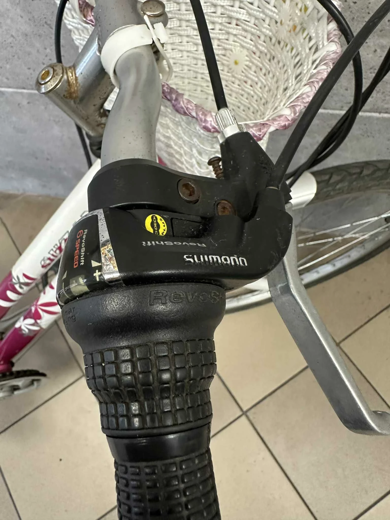 rower-suzana-bingo-z-koszykiem-bialo-rozowy-24-material-ramy-179-4