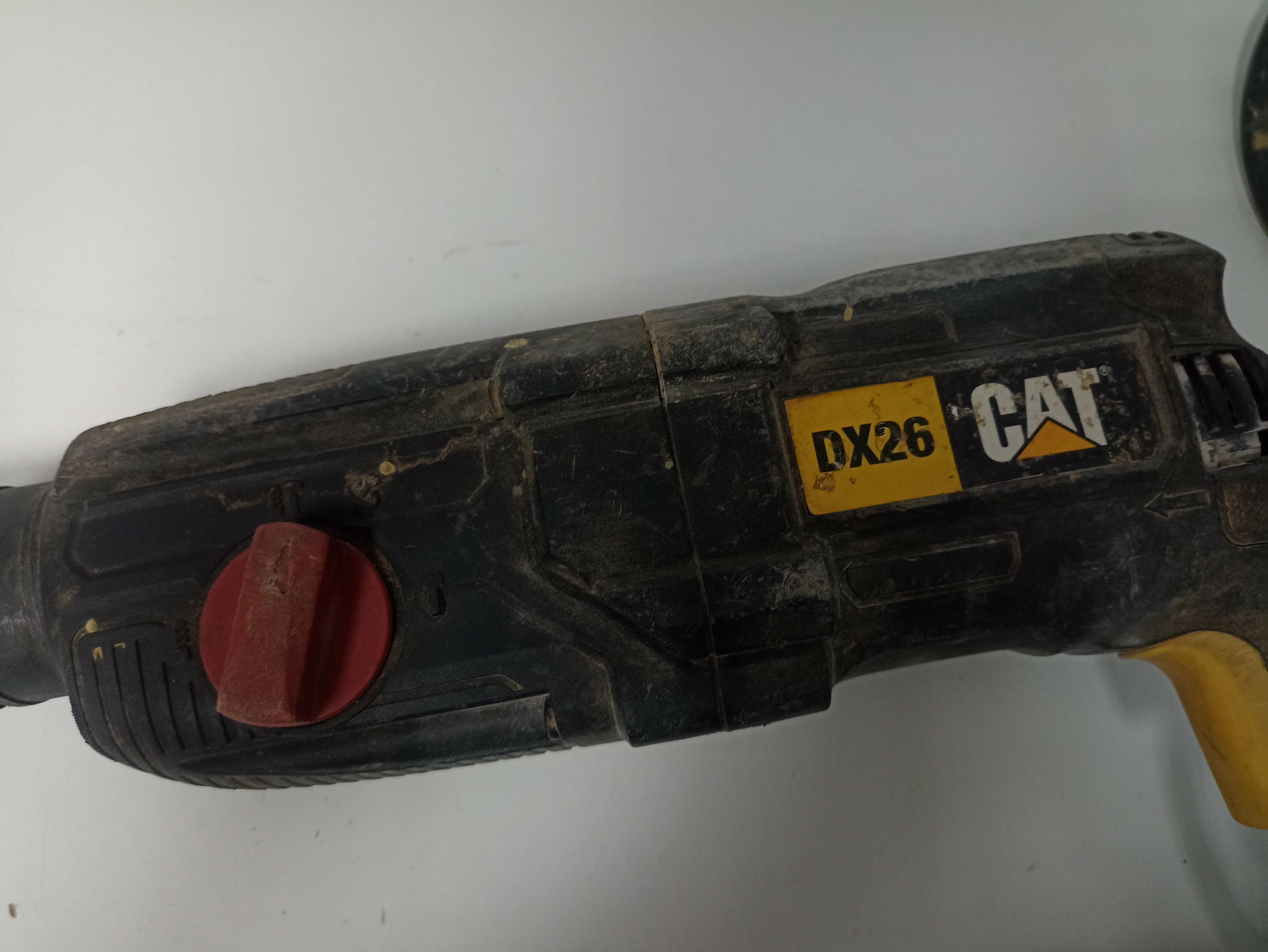 mlotowiertarka-cat-dx26-energia-udaru-300