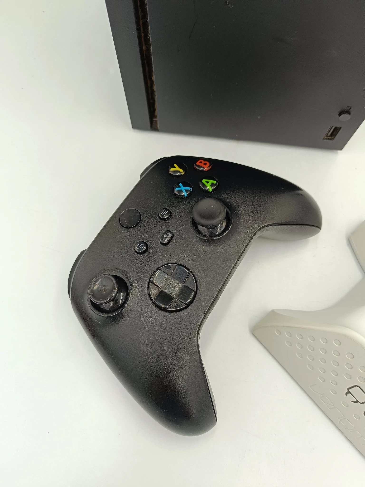 konsole-xbox-series-x-1-tb-pad-stacja-dokujaca-stan-11323-2