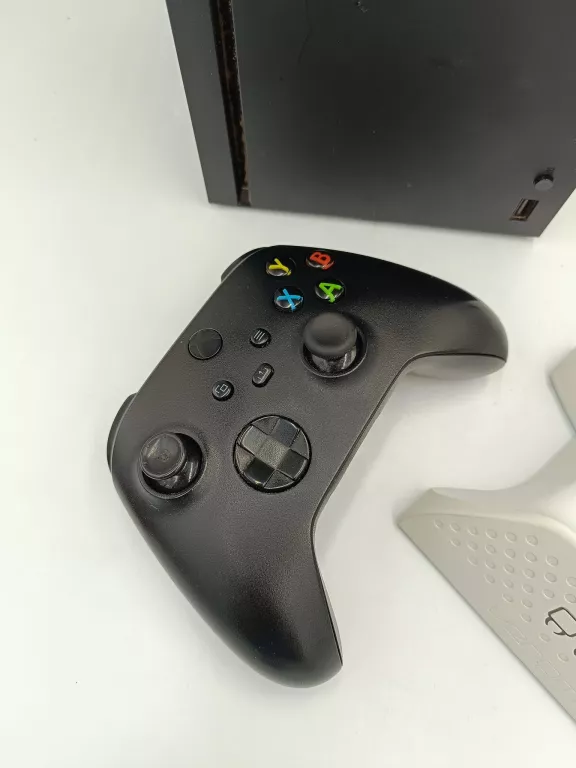 KONSOLE XBOX SERIES X 1 TB PAD STACJA DOKUJACA
