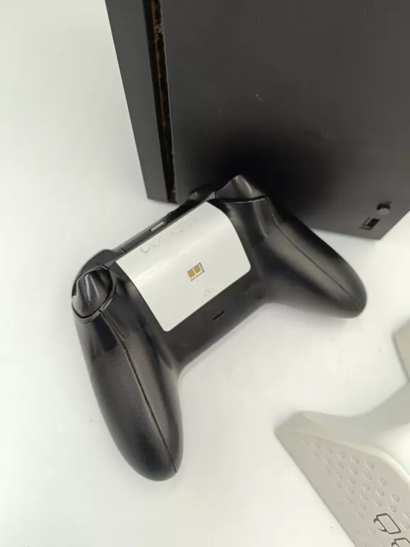 KONSOLE XBOX SERIES X 1 TB PAD STACJA DOKUJACA