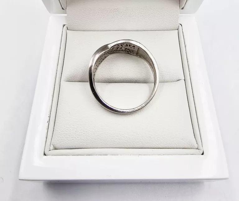 SREBRNY PIERŚCIONEK ZE WZOREM 4.39GR, P.925