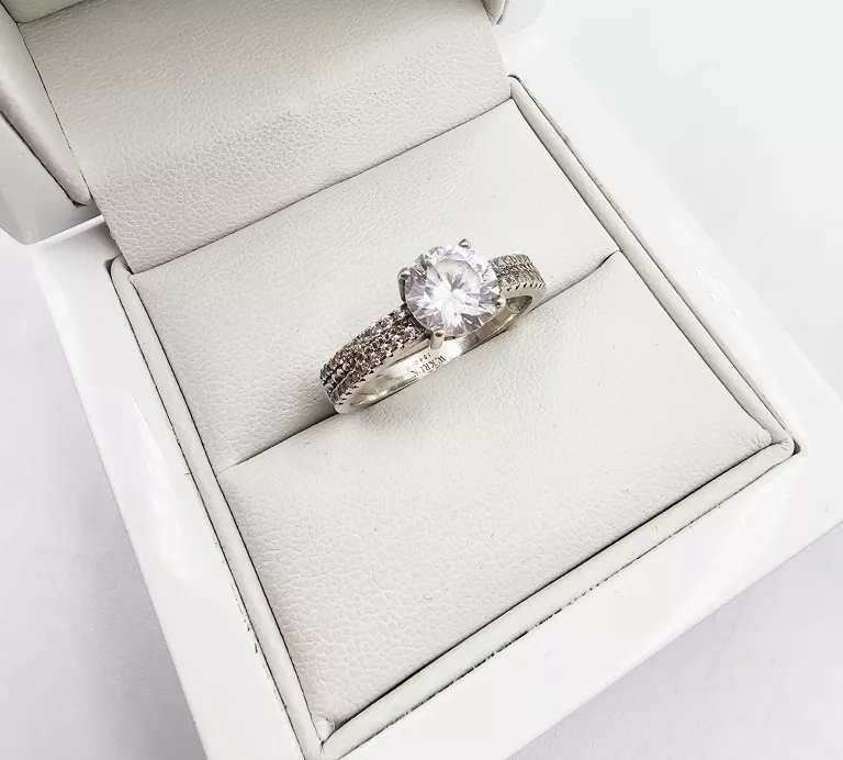 SREBRNY PIERŚCIONEK Z CYRKONIAMI 2.86GR, P.925
