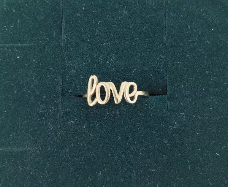 ZJAWISKOWY ZŁOTY PIERŚCIONEK Z NAPISEM LOVE 1.25G/333/R15