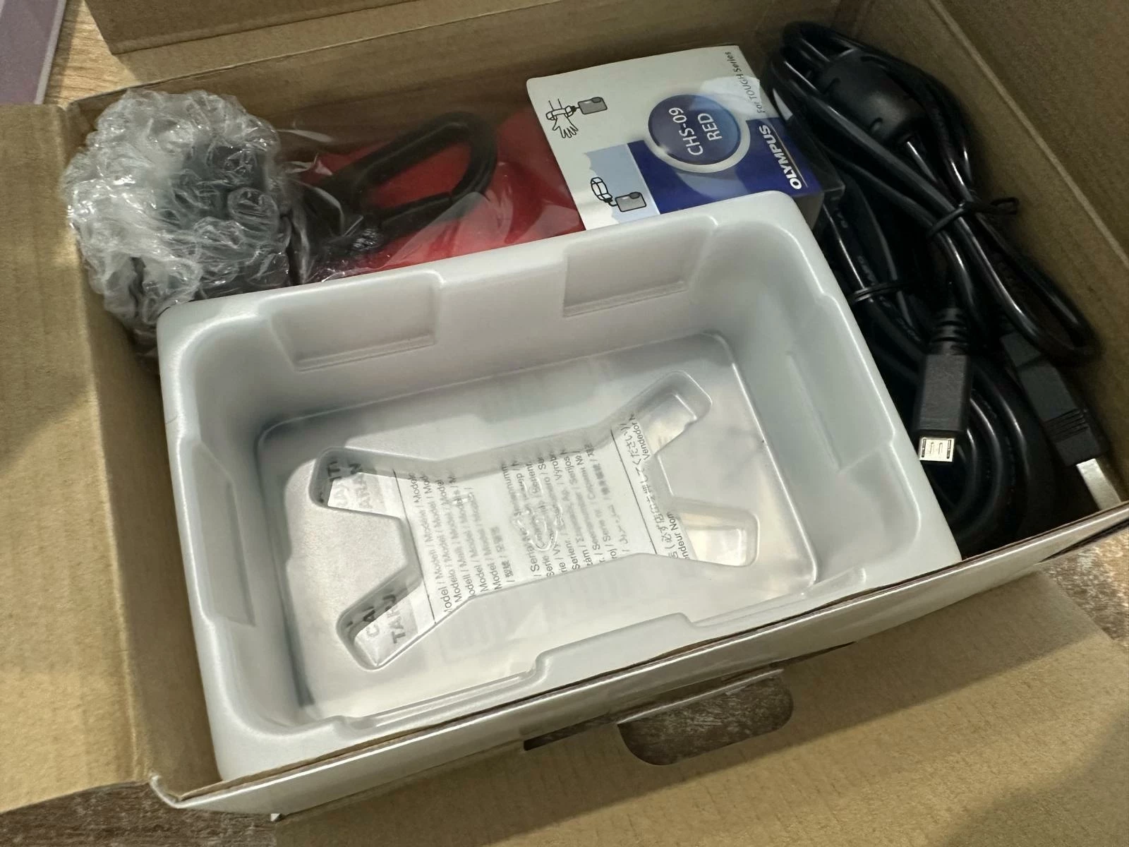 aparat-cyfrowy-podwodny-olympus-tough-tg-6-komplet-przekatna-ekranu-300