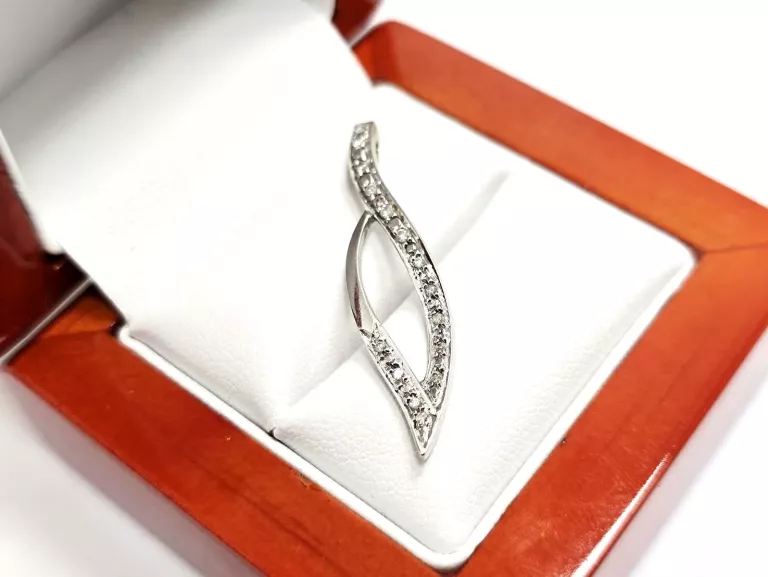ZŁOTA ZAWIESZKA Z DIAMENTAMI 585 1,92G 0,07CT