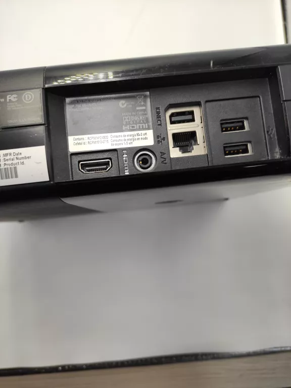 KONSOLA XBOX 360E + 2X PAD