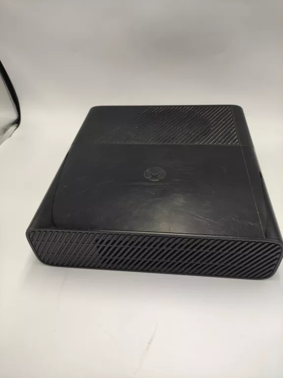 KONSOLA XBOX 360E + 2X PAD