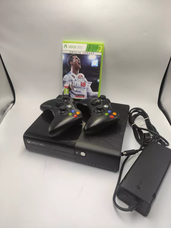 KONSOLA XBOX 360E + 2X PAD