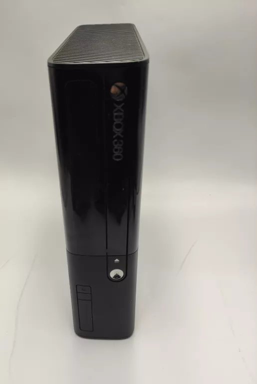 KONSOLA XBOX 360E + 2X PAD