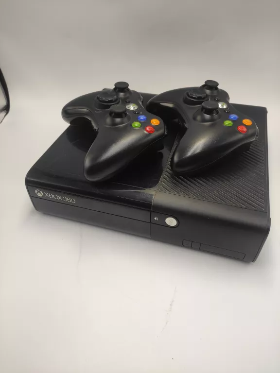KONSOLA XBOX 360E + 2X PAD