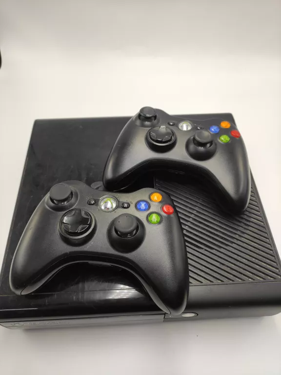 KONSOLA XBOX 360E + 2X PAD
