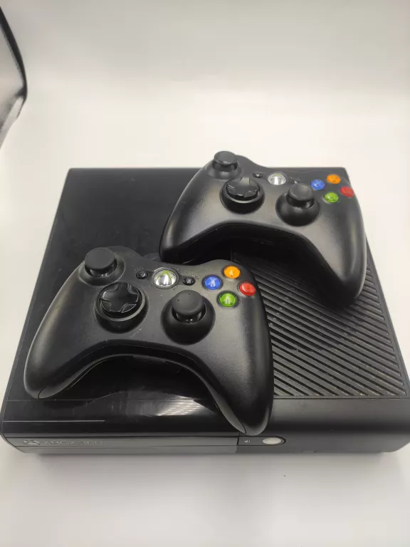 KONSOLA XBOX 360E + 2X PAD