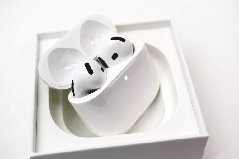 APPLE AIRPODS SŁUCHAWKI 4 GENERACJI Z AKTYWNĄ REDUKCJĄ SZUMÓW