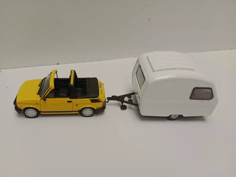 FIAT 126P ŻŻÓŁTY Z PRZYCZEPKĄ