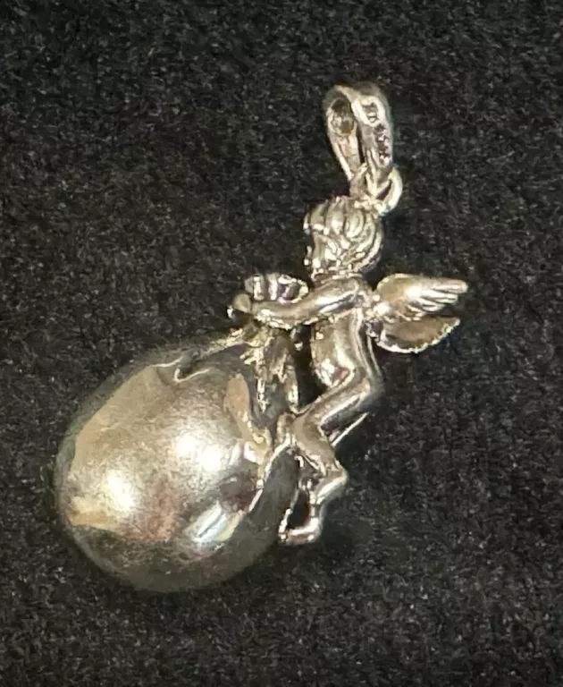 SREBRNY ANIOŁEK LUCK – ZAWIESZKA 4,9 G, SYMBOL OCHRONY I SZCZĘŚCIA