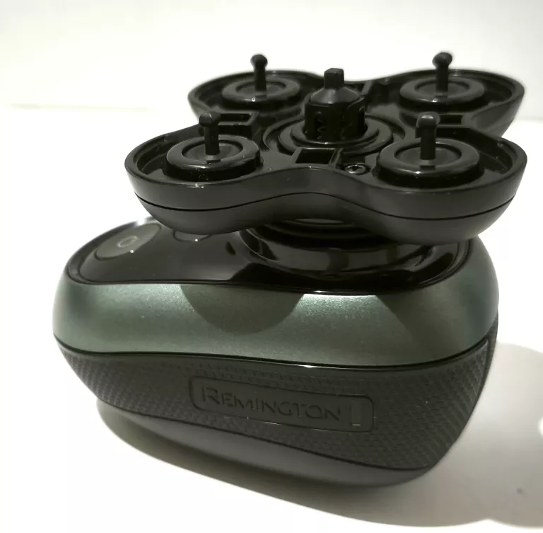 GOLARKA REMINGTON ULTIMATE SERIES RX7 XE1600 CZYT OPIS