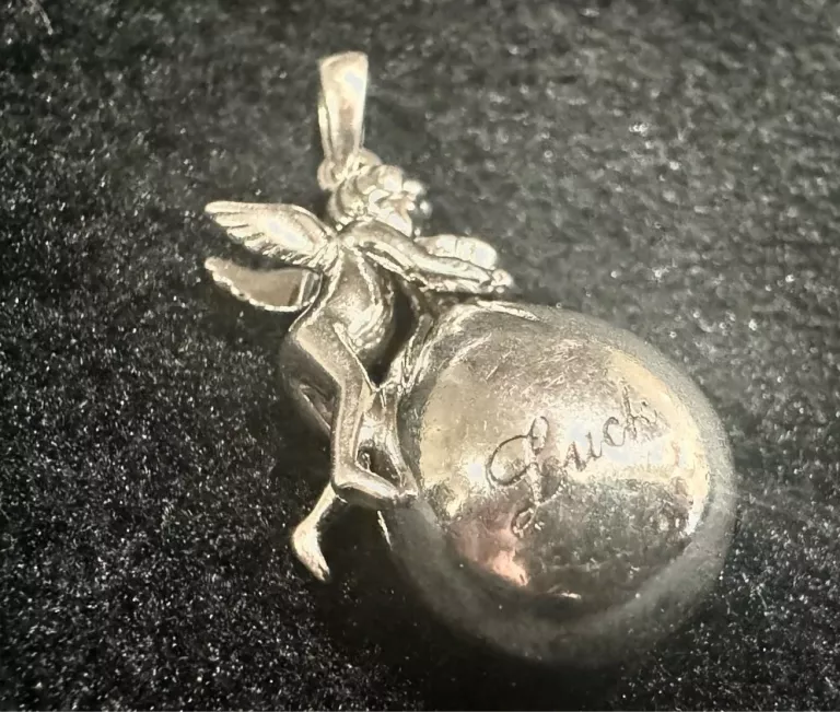 SREBRNY ANIOŁEK LUCK – ZAWIESZKA 4,9 G, SYMBOL OCHRONY I SZCZĘŚCIA