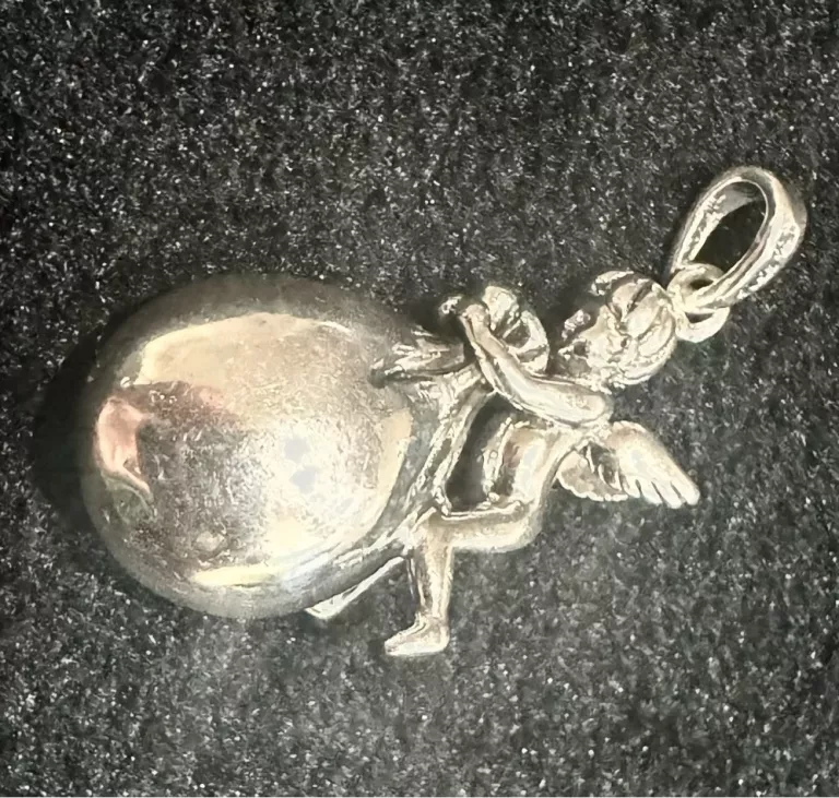 SREBRNY ANIOŁEK LUCK – ZAWIESZKA 4,9 G, SYMBOL OCHRONY I SZCZĘŚCIA