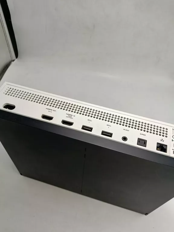 KONSOLA XBOX ONE S 1681 500 GB 2 PADY KABLE I 6 GIER KOMPLET