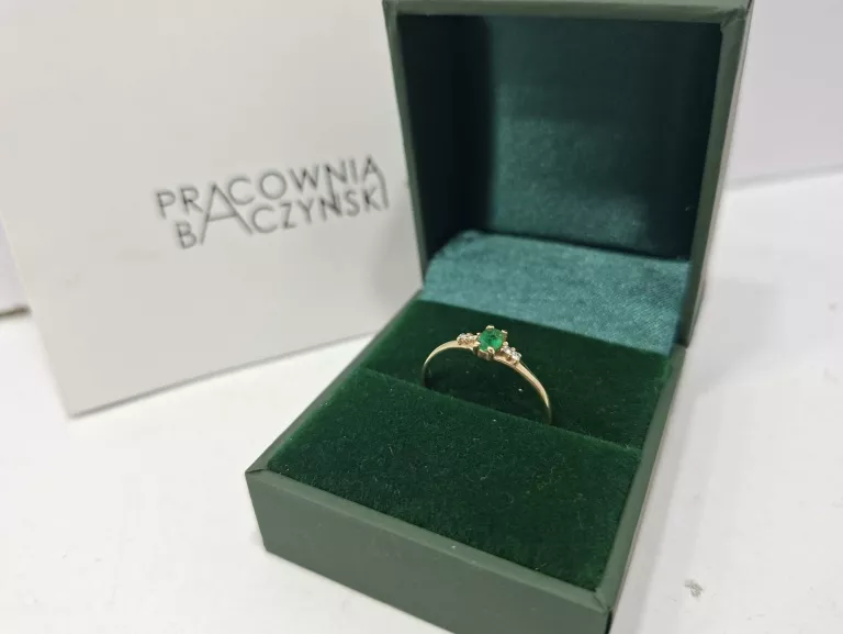 PIERŚCIONEK 1 G Z SZMARAGDEM I DIAMENTAMI PR 585