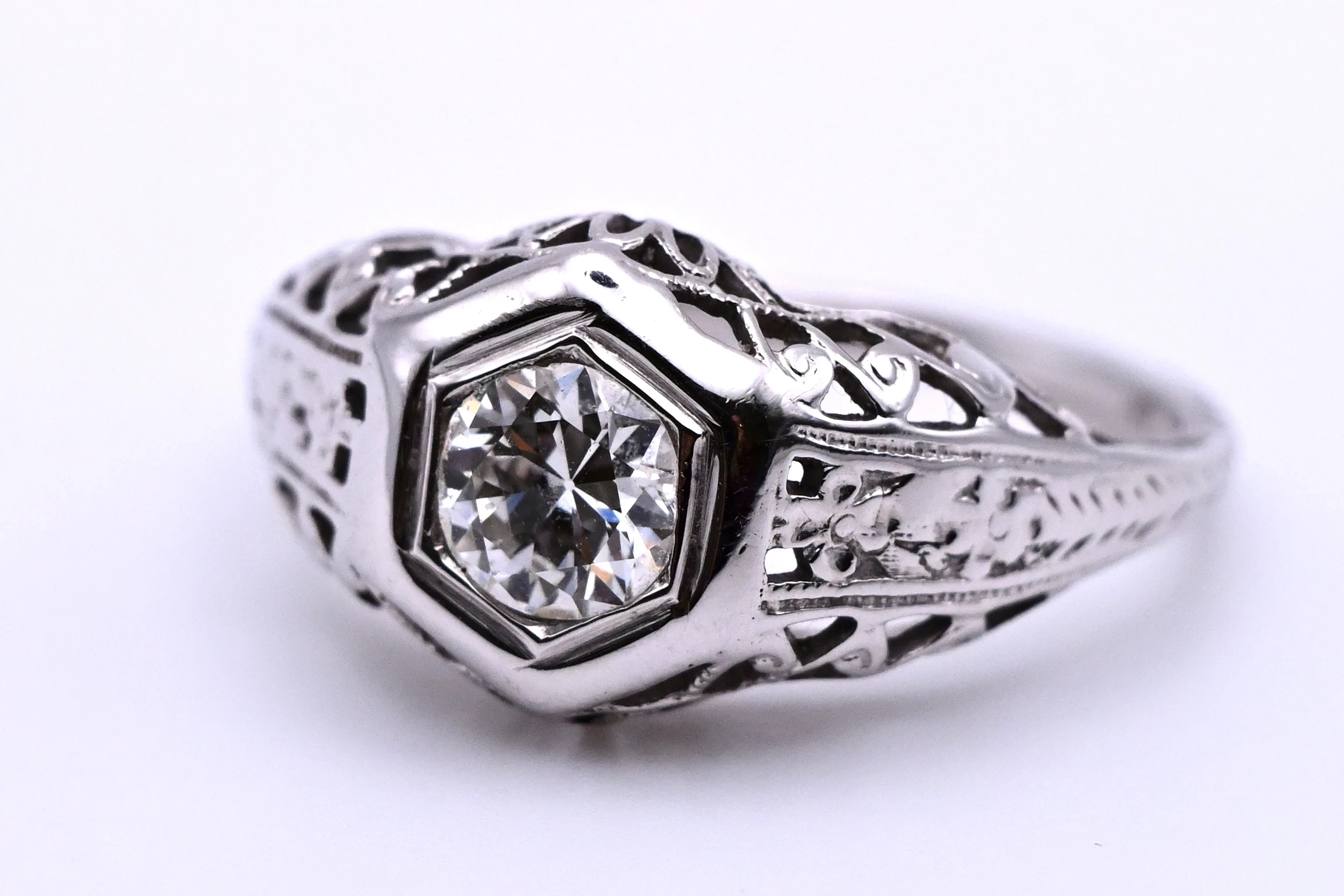 misterny-pierscionek-z-widowiskowym-brylantem-045ct-zloto-750-r-10-wykonczenie-15753-4