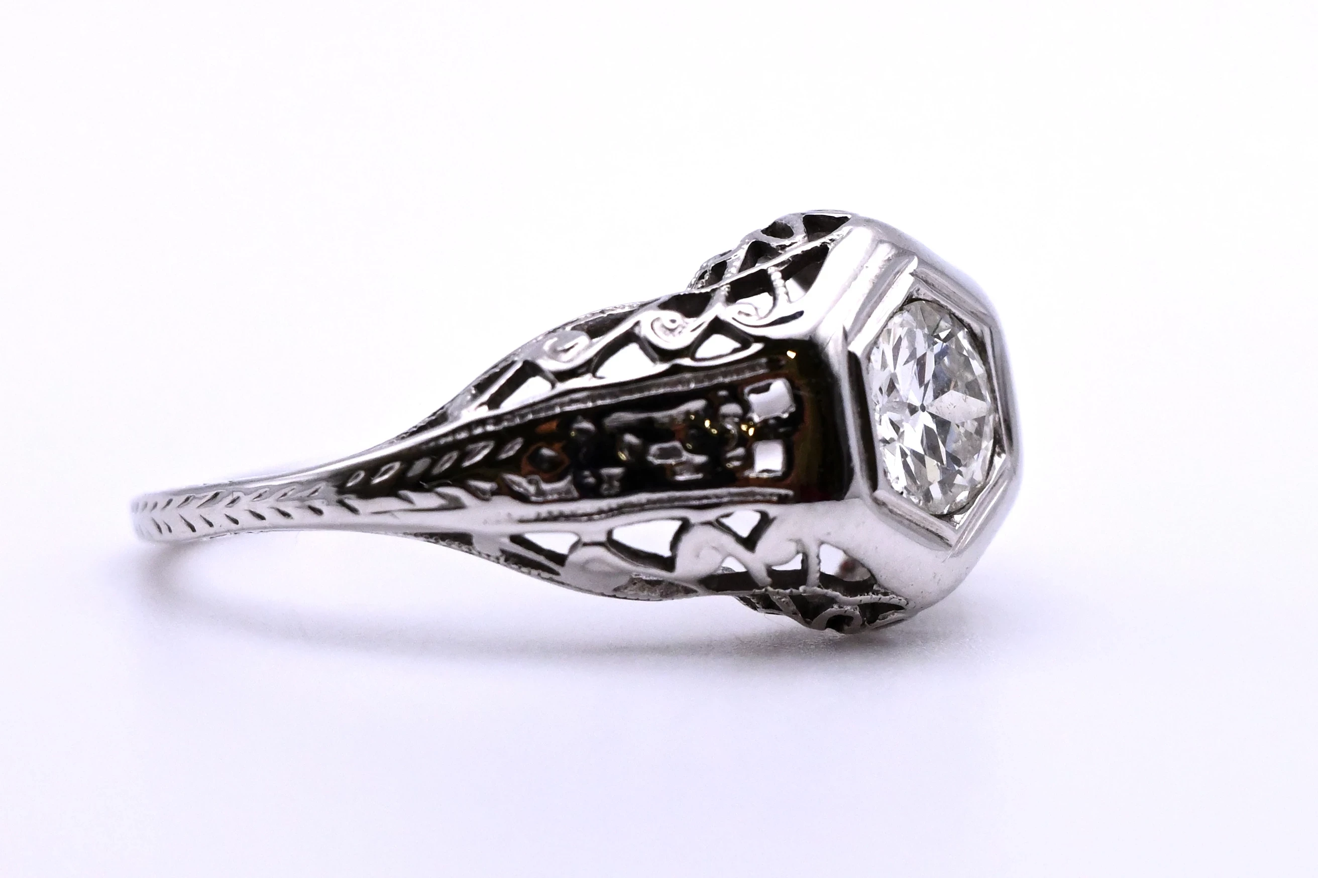 misterny-pierscionek-z-widowiskowym-brylantem-045ct-zloto-750-r-10-plec-15851-1