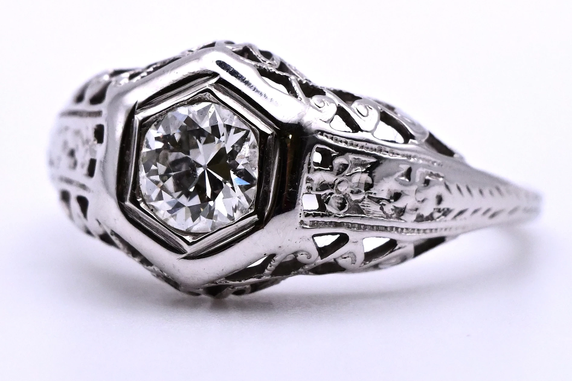 misterny-pierscionek-z-widowiskowym-brylantem-045ct-zloto-750-r-10-plac-3-maja-6-sj-luban-kamp