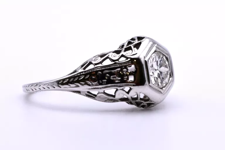 misterny-pierscionek-z-widowiskowym-brylantem-045ct-zloto-750-r-10-plec-15851-1